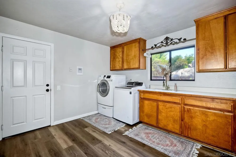 2736 Via Chinarros Alpine, CA 91901
