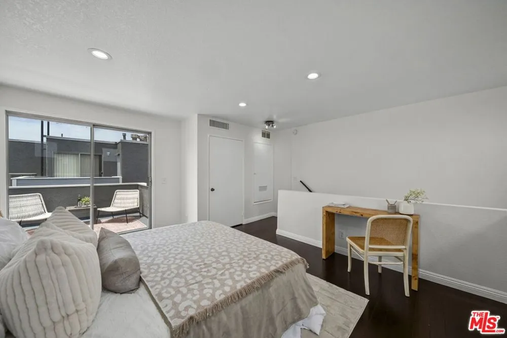 12515 Pacific Avenue #208 Los Angeles, CA 90066