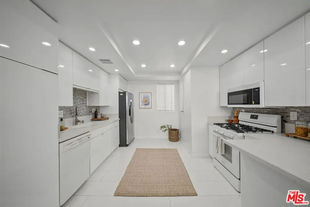 12515 Pacific Avenue #208 Los Angeles, CA 90066