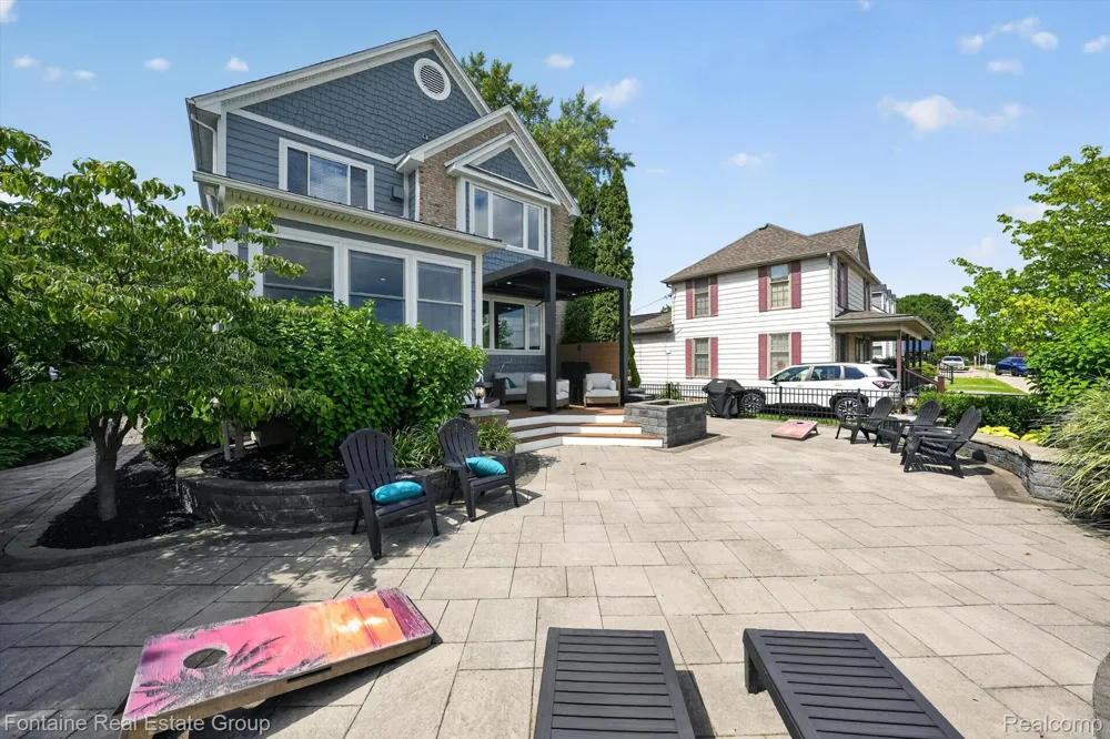 240 Rosebud Court Walled Lake City, MI 48390