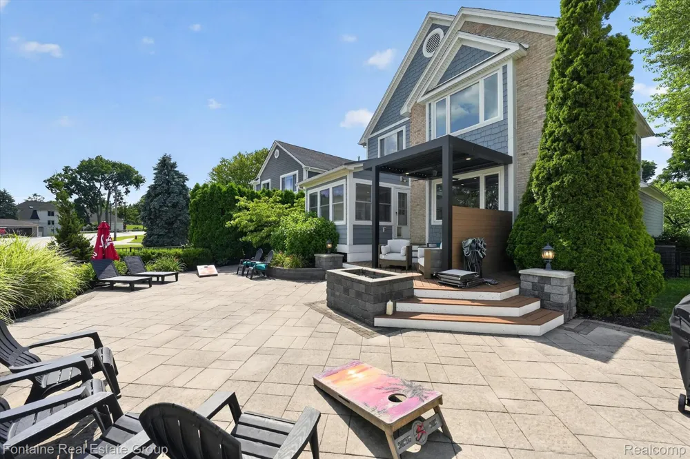 240 Rosebud Court Walled Lake City, MI 48390