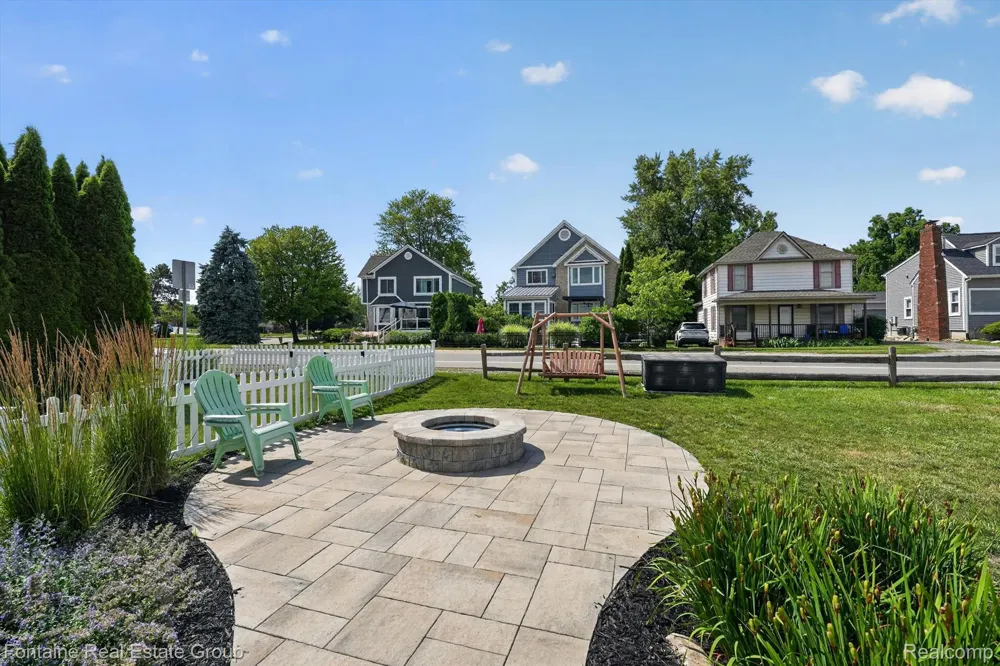 240 Rosebud Court Walled Lake City, MI 48390