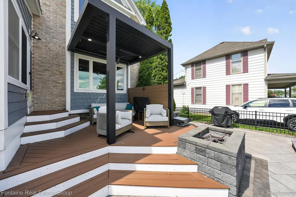 240 Rosebud Court Walled Lake City, MI 48390