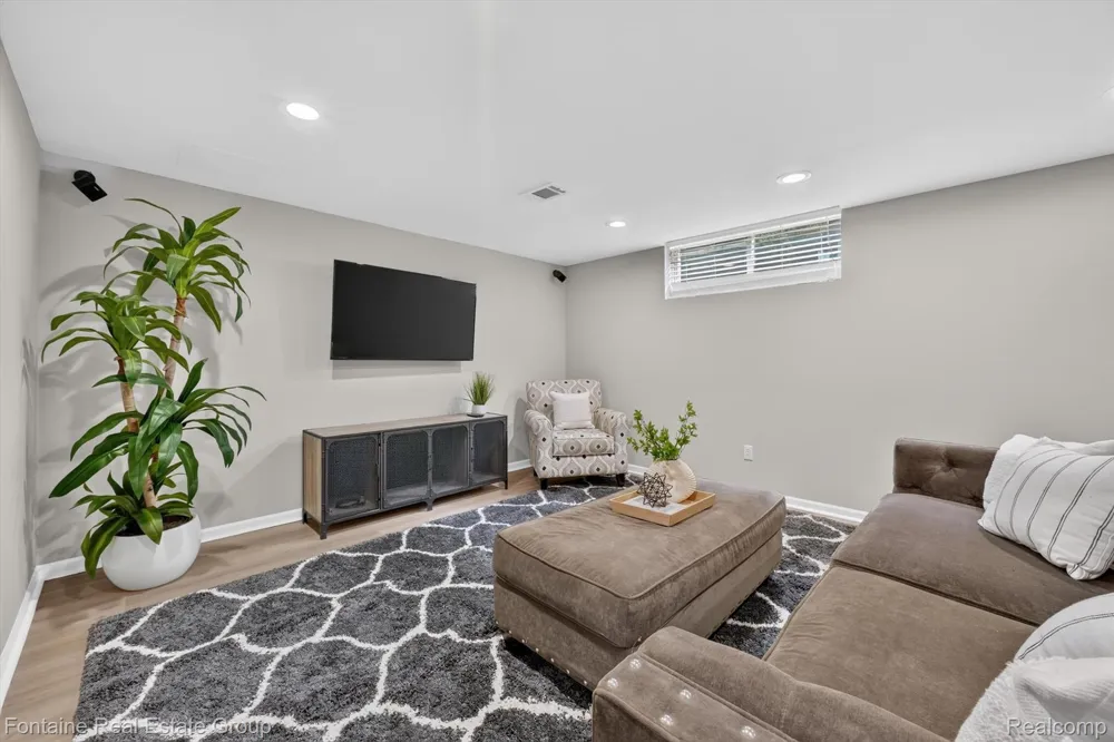 240 Rosebud Court Walled Lake City, MI 48390