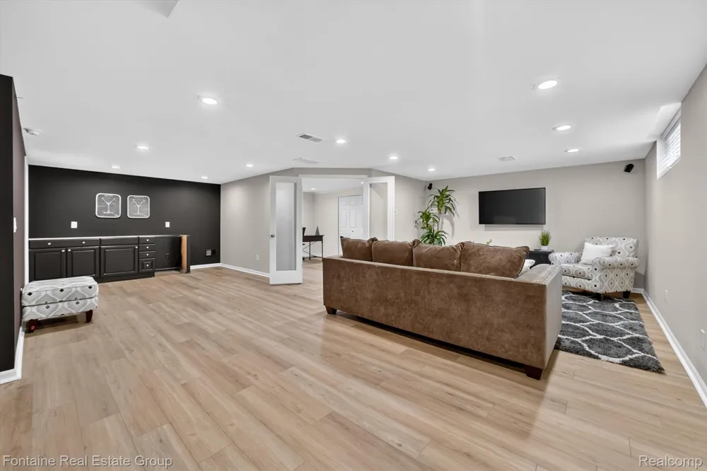 240 Rosebud Court Walled Lake City, MI 48390
