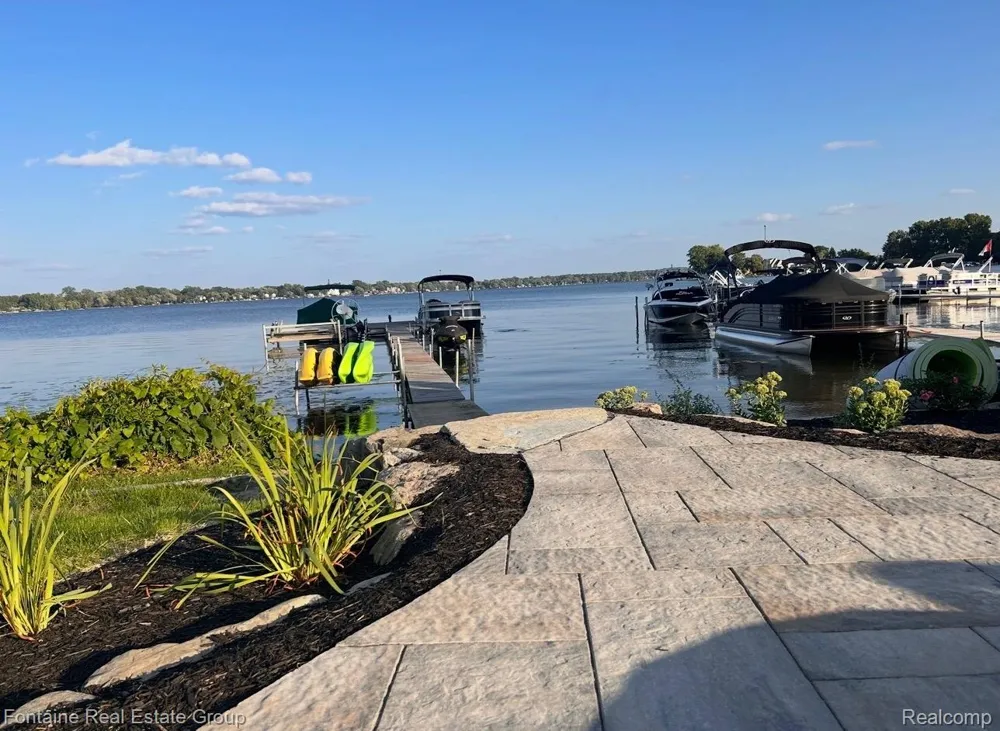 240 Rosebud Court Walled Lake City, MI 48390