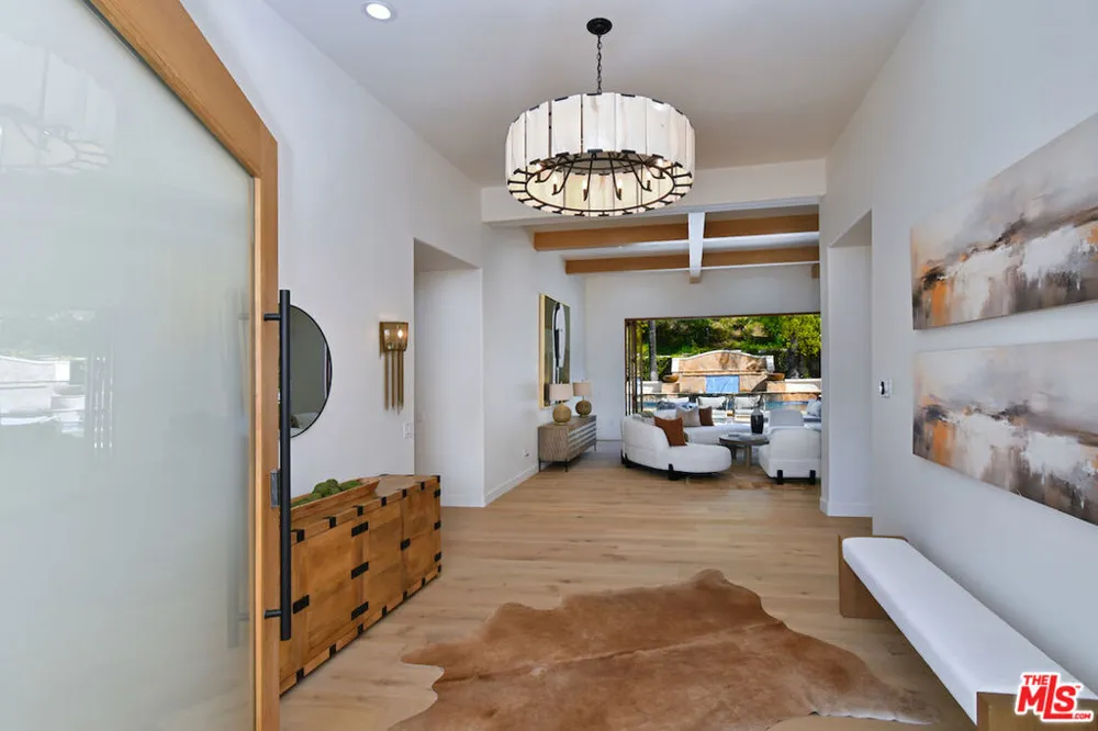 25605 Melbourne Court Calabasas, CA 91302
