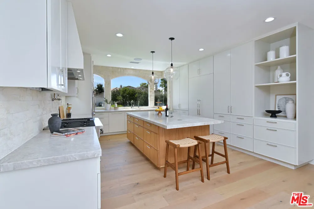 25605 Melbourne Court Calabasas, CA 91302