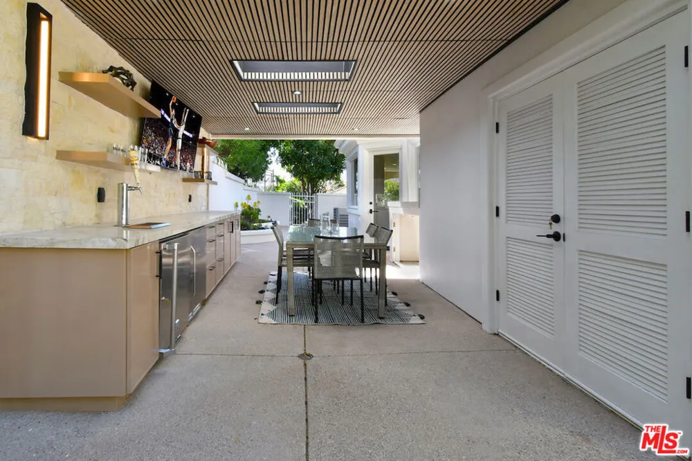 25605 Melbourne Court Calabasas, CA 91302