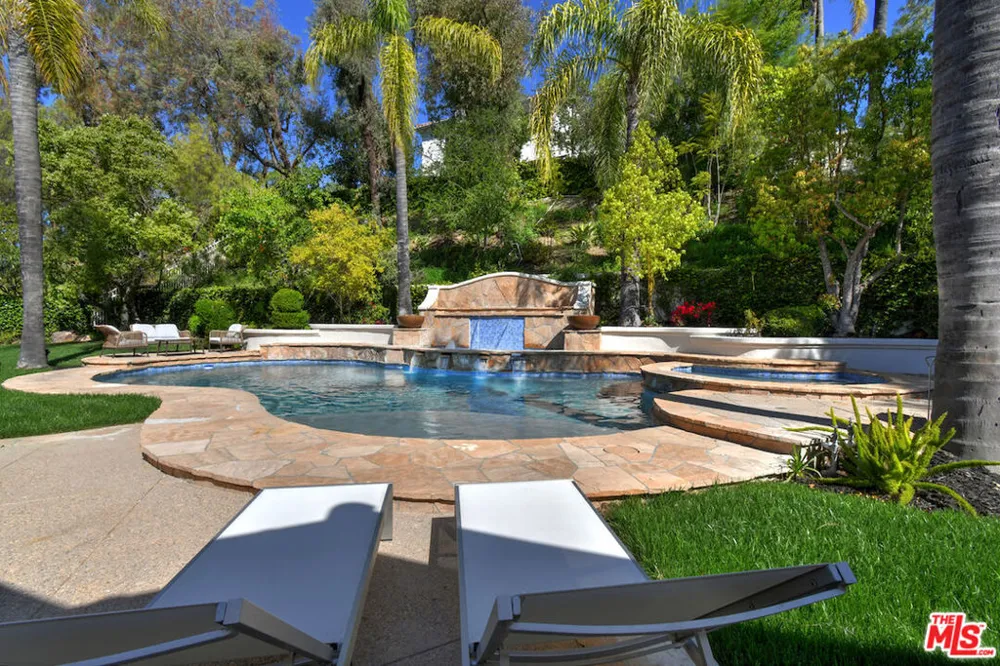 25605 Melbourne Court Calabasas, CA 91302