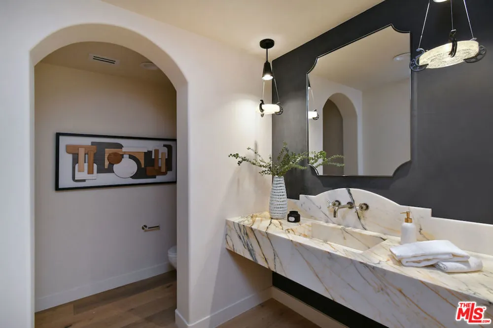25605 Melbourne Court Calabasas, CA 91302