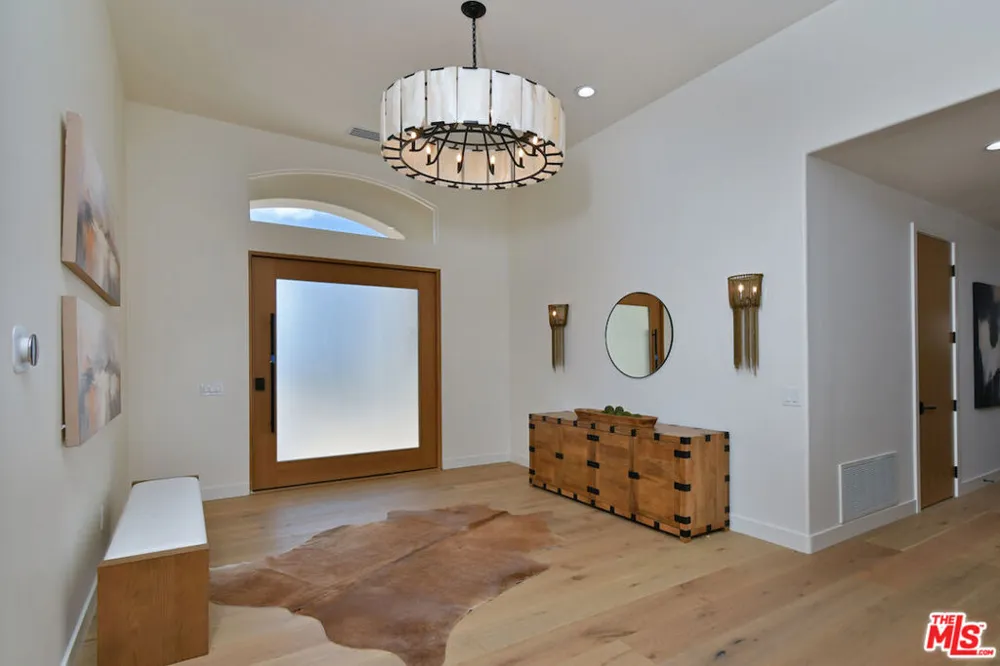 25605 Melbourne Court Calabasas, CA 91302