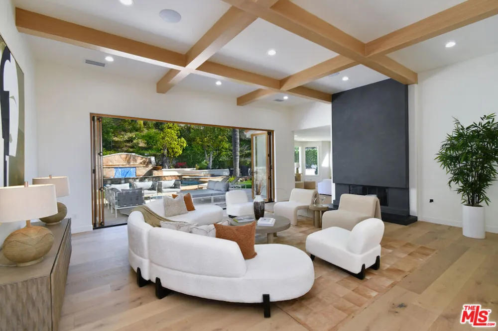 25605 Melbourne Court Calabasas, CA 91302