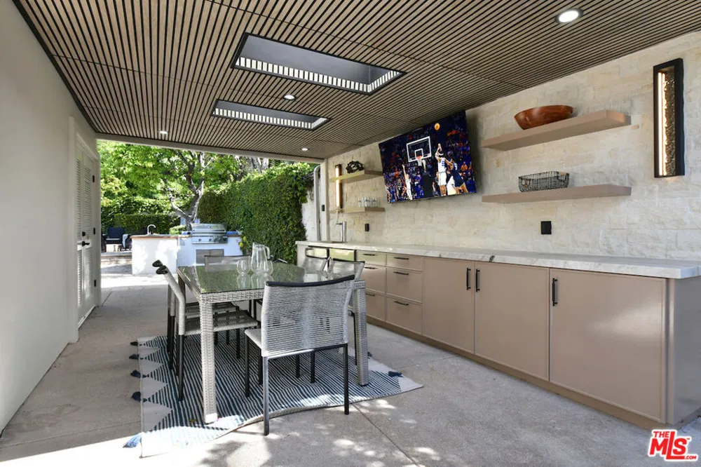 25605 Melbourne Court Calabasas, CA 91302