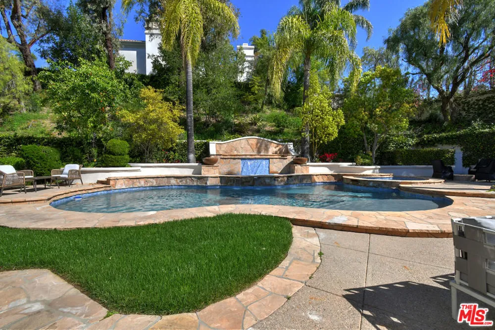 25605 Melbourne Court Calabasas, CA 91302