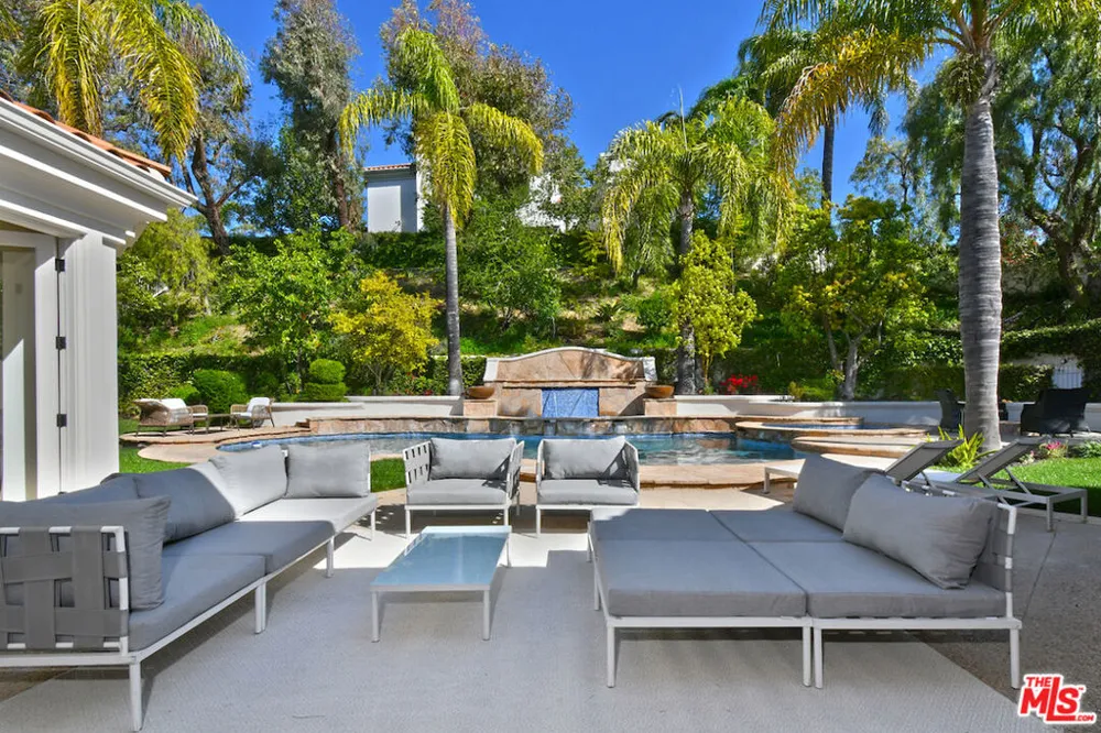 25605 Melbourne Court Calabasas, CA 91302