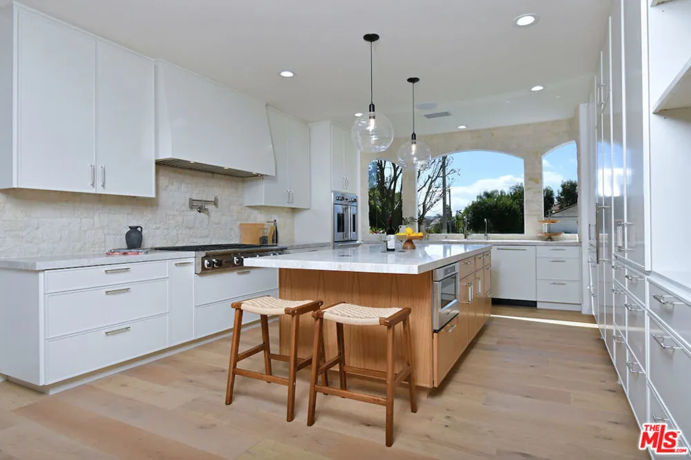 25605 Melbourne Court Calabasas, CA 91302