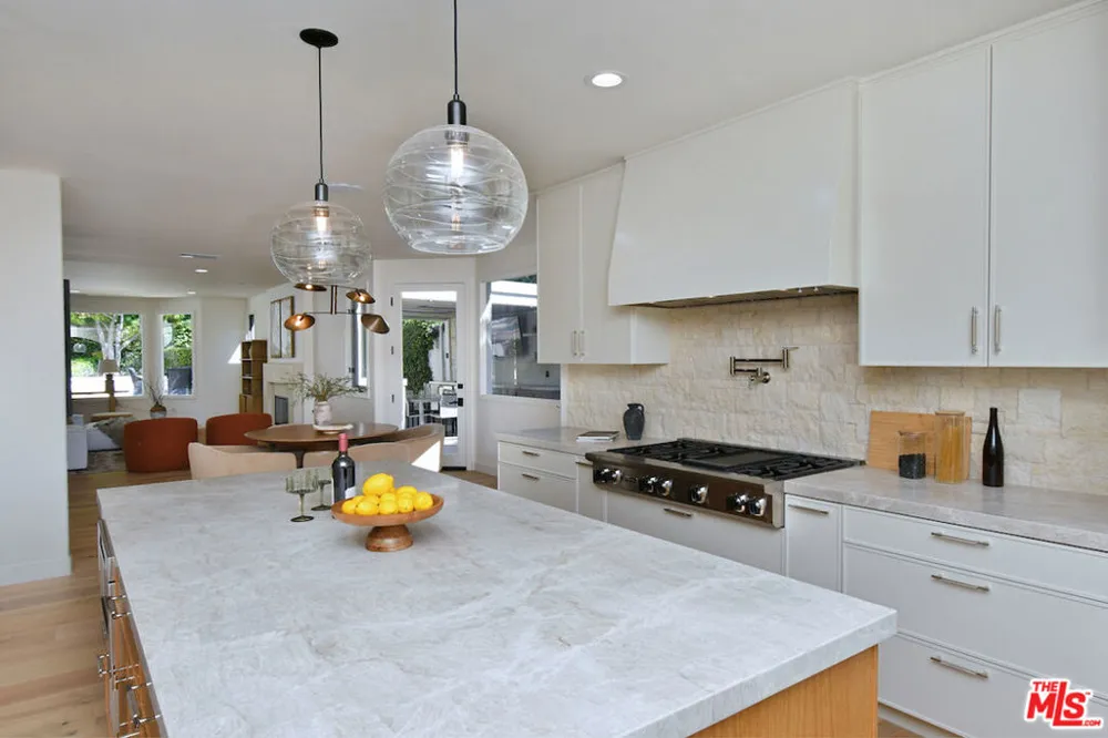 25605 Melbourne Court Calabasas, CA 91302