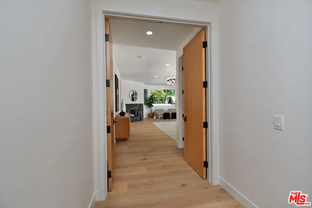 25605 Melbourne Court Calabasas, CA 91302