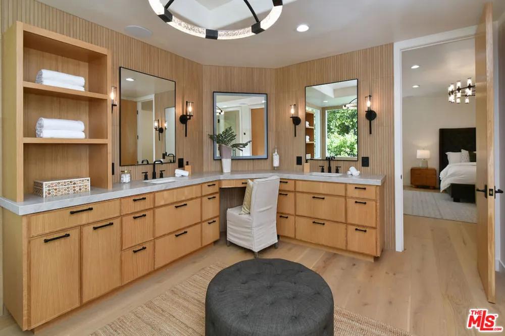 25605 Melbourne Court Calabasas, CA 91302