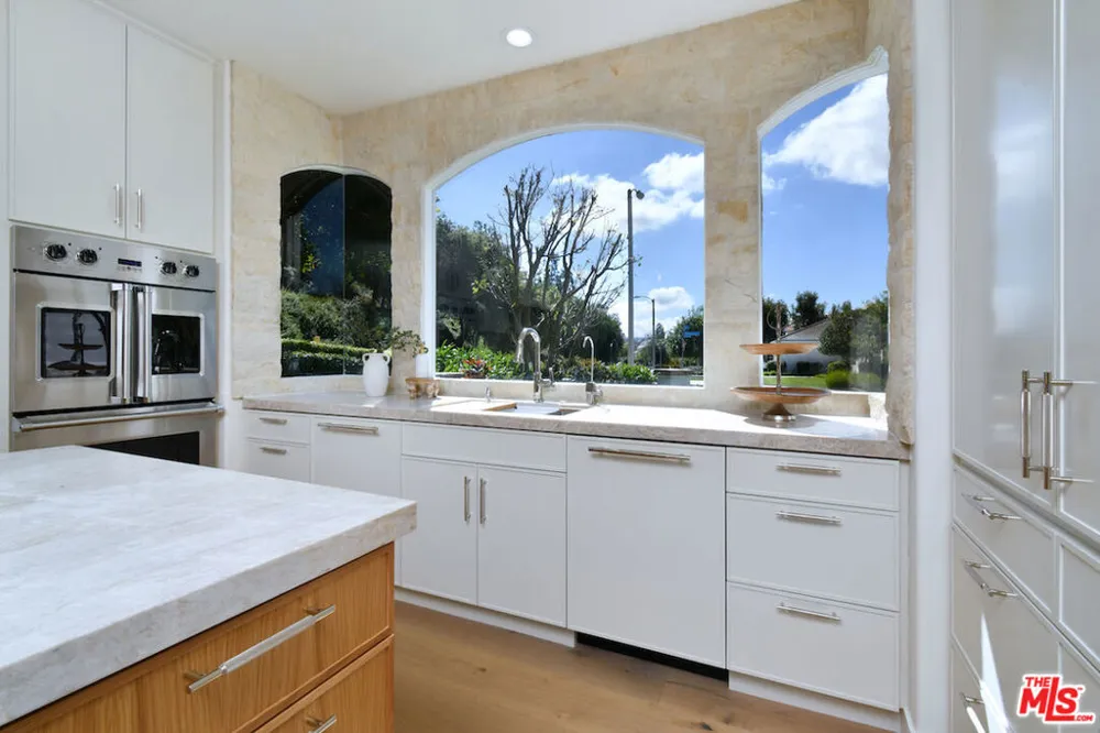 25605 Melbourne Court Calabasas, CA 91302