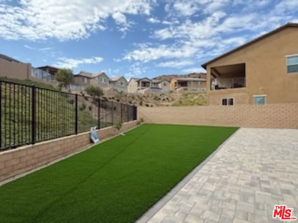 11763 Quailrun Ct. Chatsworth, CA 91311