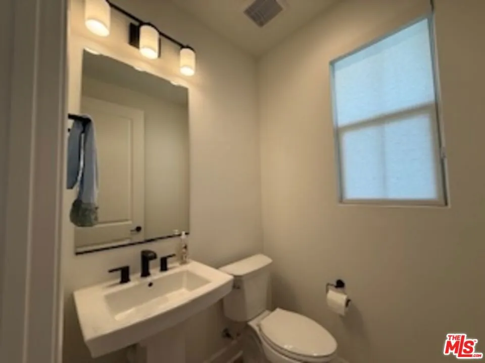 11763 Quailrun Ct. Chatsworth, CA 91311