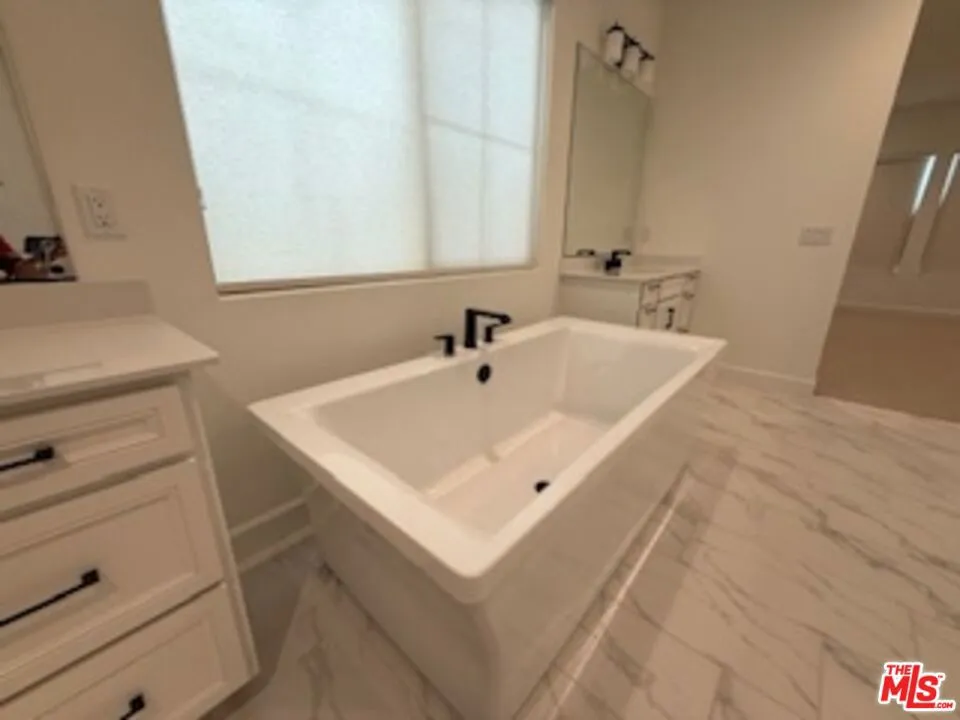 11763 Quailrun Ct. Chatsworth, CA 91311