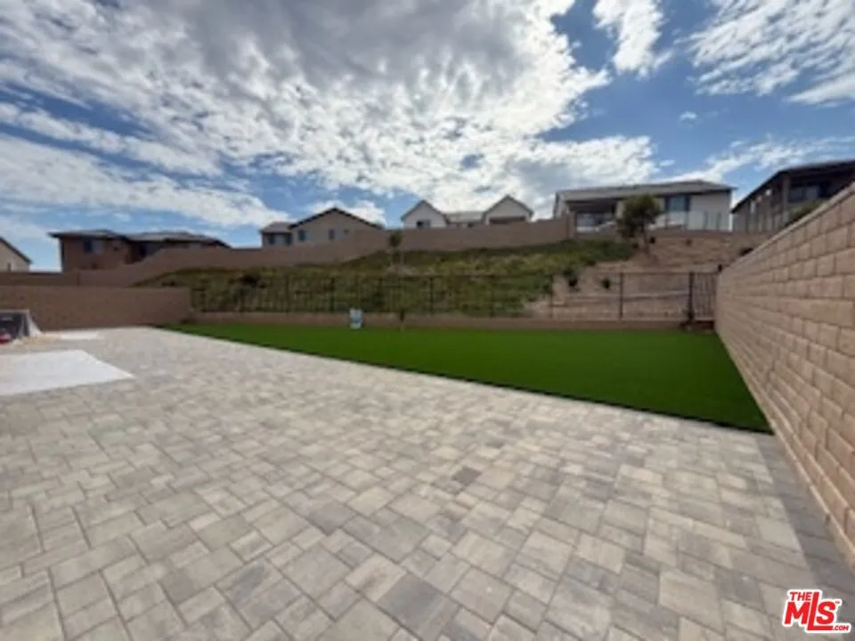 11763 Quailrun Ct. Chatsworth, CA 91311