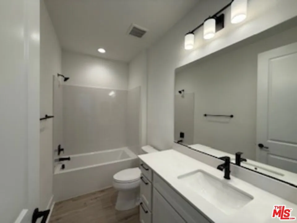 11763 Quailrun Ct. Chatsworth, CA 91311