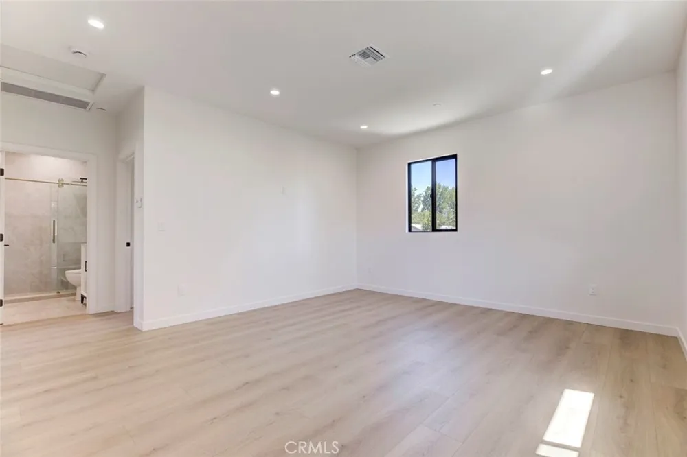 13502 Bessemer Street Van Nuys, CA 91401