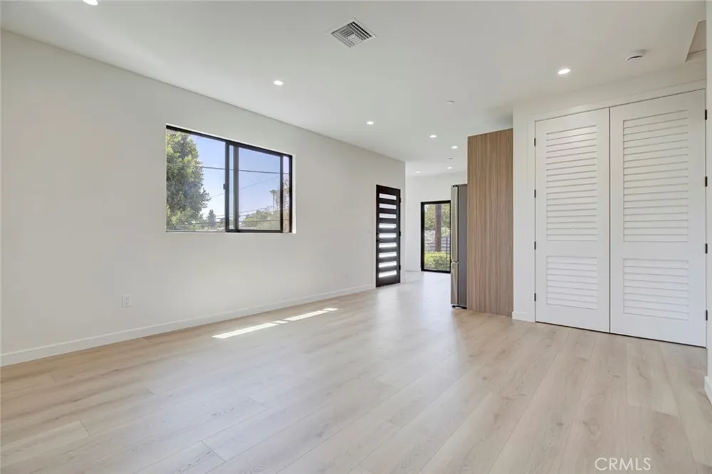 13502 Bessemer Street Van Nuys, CA 91401