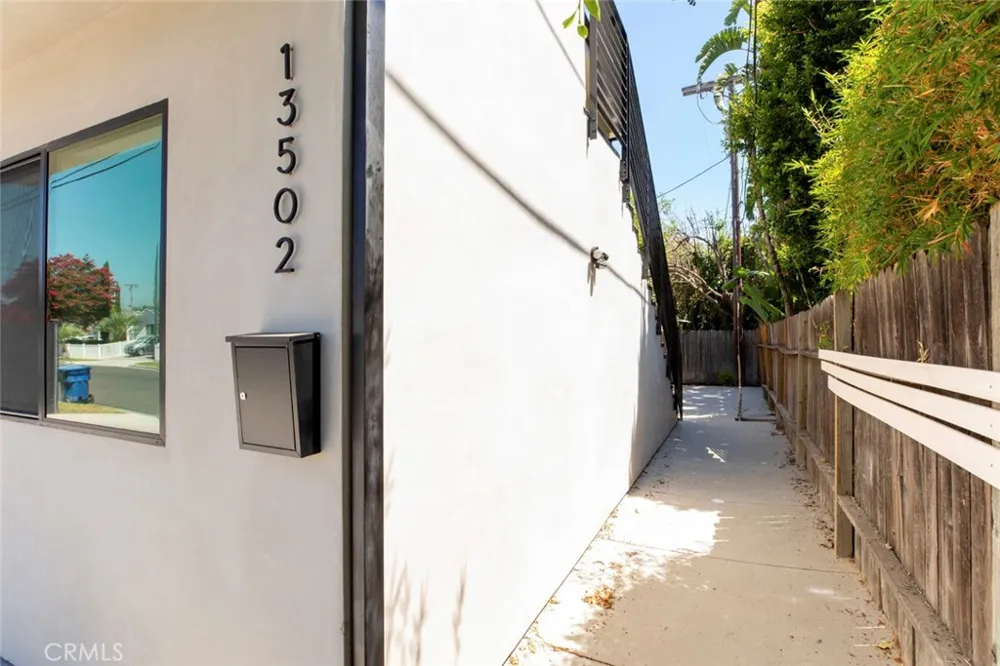 13502 Bessemer Street Van Nuys, CA 91401