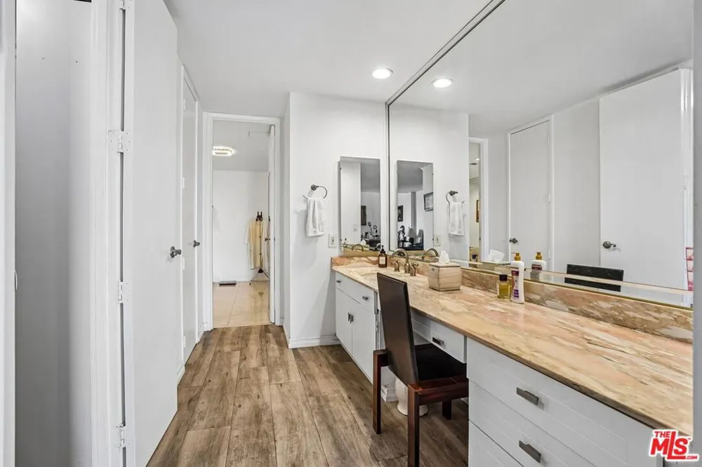 325 Oakhurst Drive #PH2 Beverly Hills, CA 90210