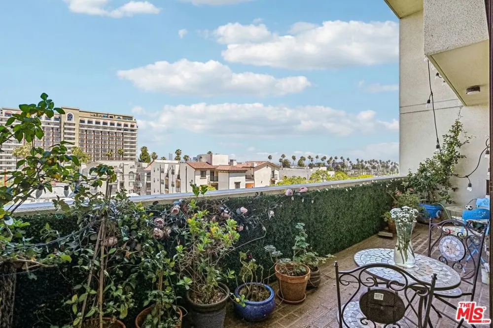 325 Oakhurst Drive #PH2 Beverly Hills, CA 90210