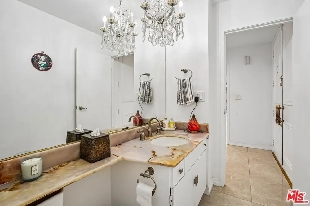 325 Oakhurst Drive #PH2 Beverly Hills, CA 90210