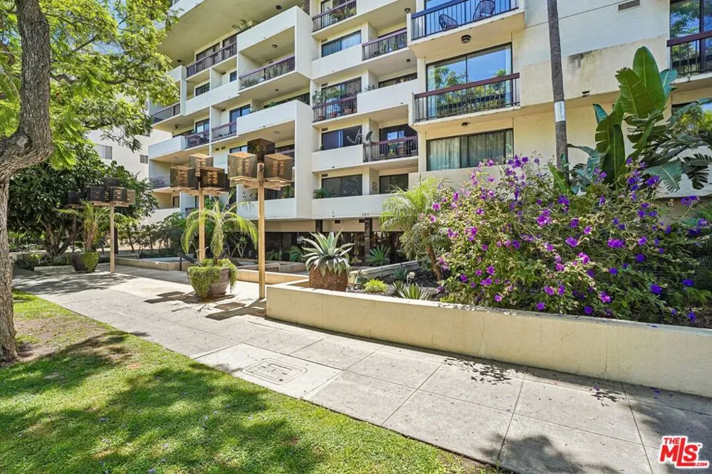 325 Oakhurst Drive #PH2 Beverly Hills, CA 90210