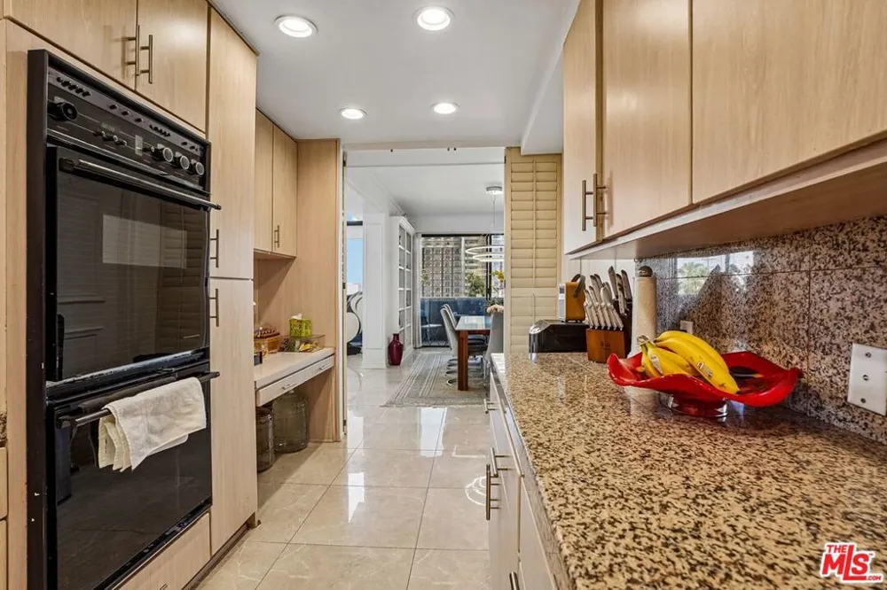 325 Oakhurst Drive #PH2 Beverly Hills, CA 90210