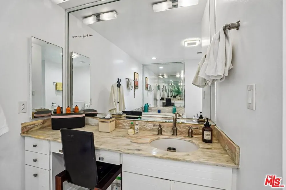 325 Oakhurst Drive #PH2 Beverly Hills, CA 90210
