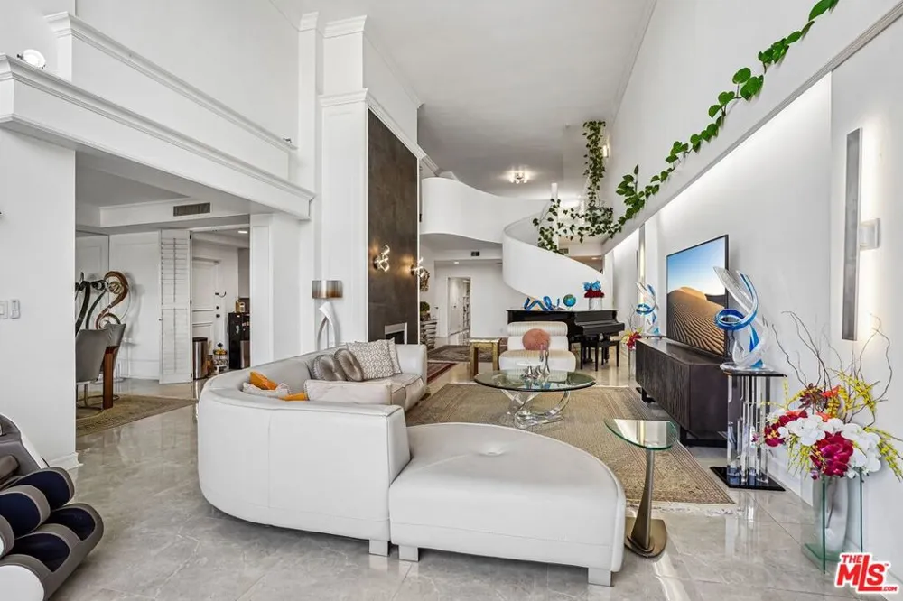 325 Oakhurst Drive #PH2 Beverly Hills, CA 90210