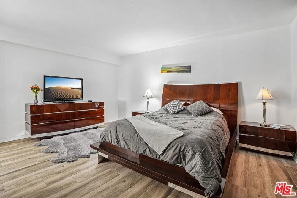 325 Oakhurst Drive #PH2 Beverly Hills, CA 90210
