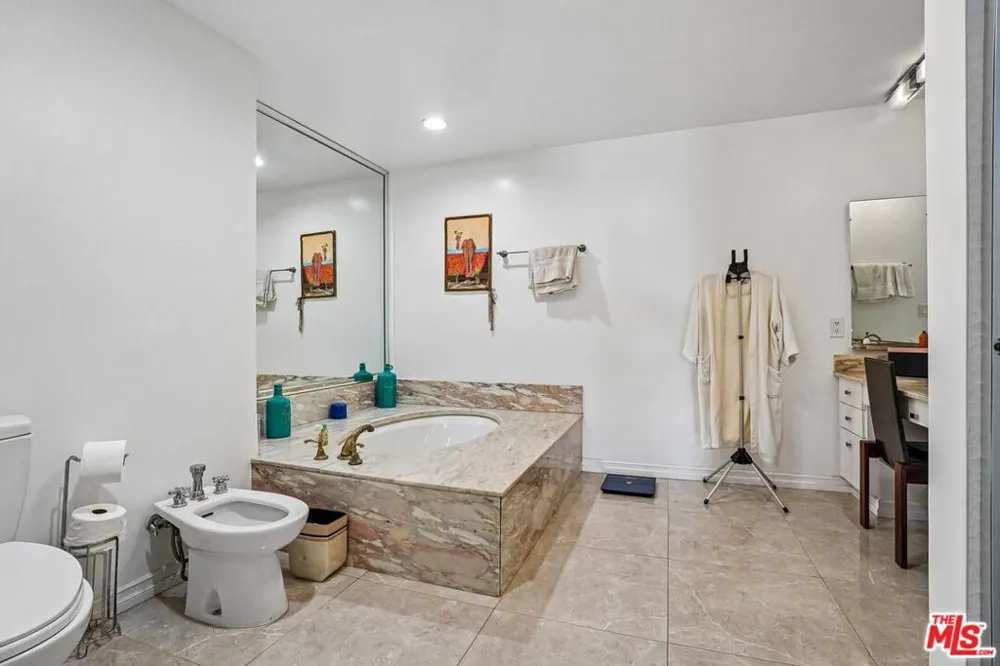 325 Oakhurst Drive #PH2 Beverly Hills, CA 90210