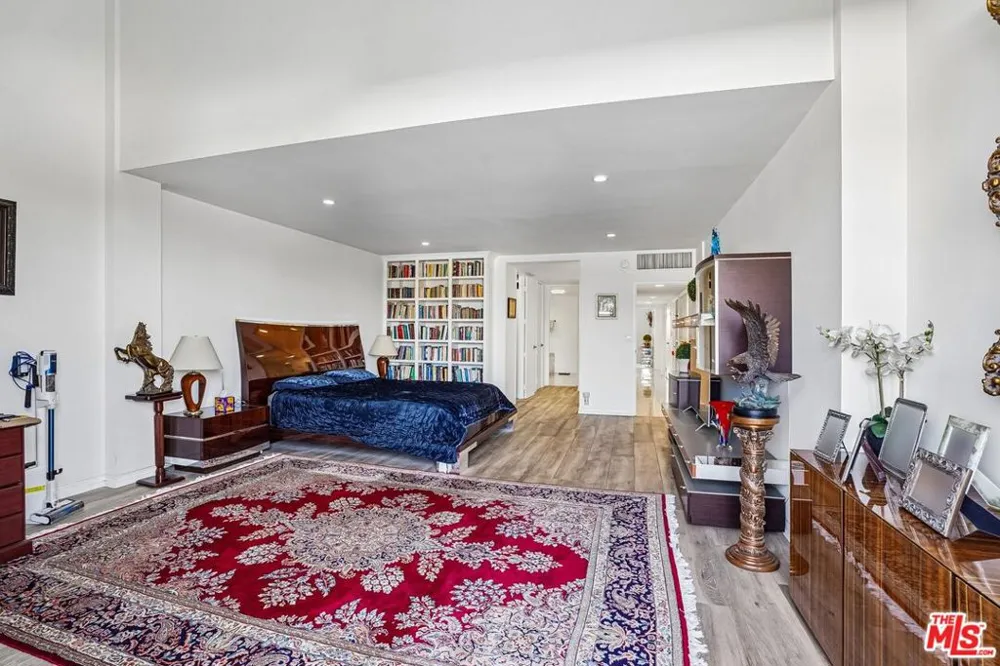 325 Oakhurst Drive #PH2 Beverly Hills, CA 90210