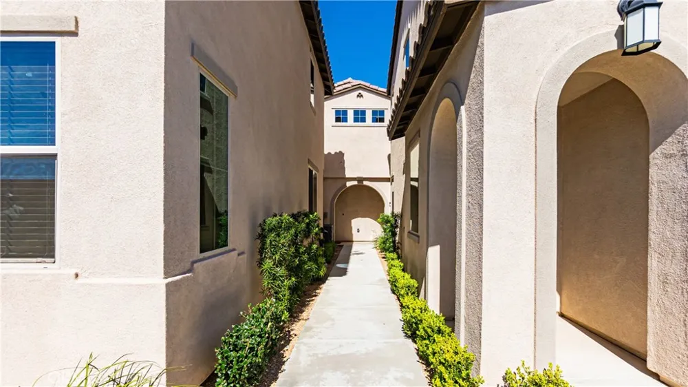 16651 Snowdrop #1 Fontana, CA 92336