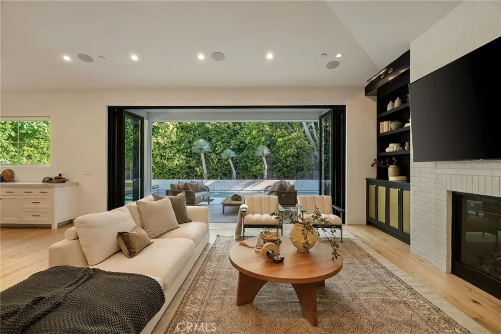 16130 Otsego Street Encino, CA 91436