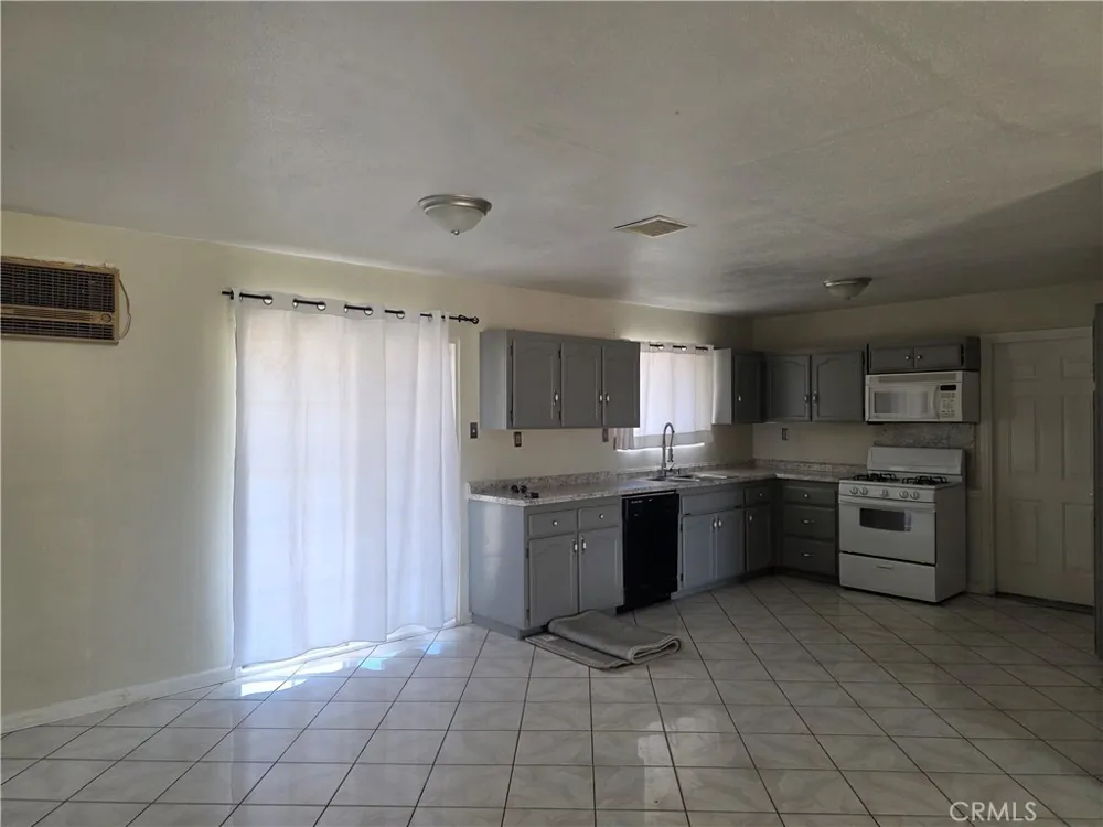 11380 El Esteban Phelan, CA 92371