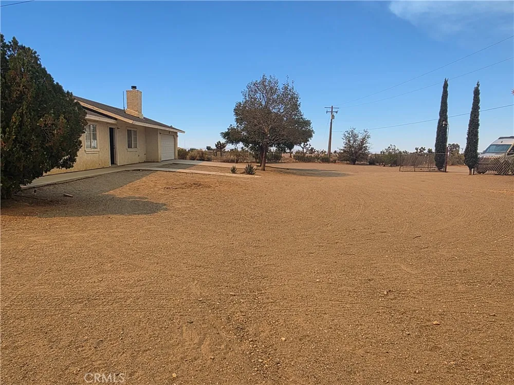 11380 El Esteban Phelan, CA 92371