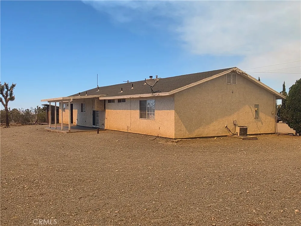 11380 El Esteban Phelan, CA 92371