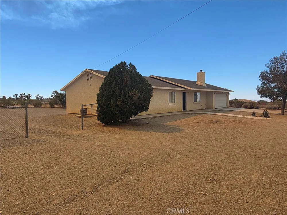 11380 El Esteban Phelan, CA 92371