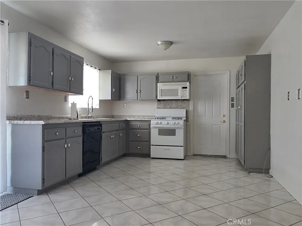 11380 El Esteban Phelan, CA 92371